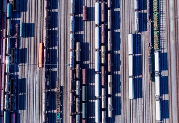 Mehrere Gleise mit Wagons von Oben