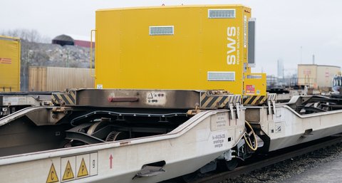 Gelbe Power Box auf Intermodalwagen